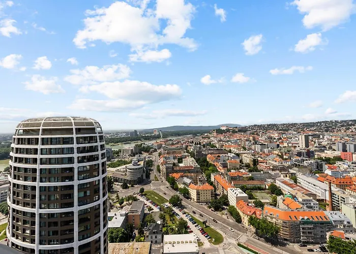 Castle View In Sky Park By Zaha Hadid ברטיסלאבה